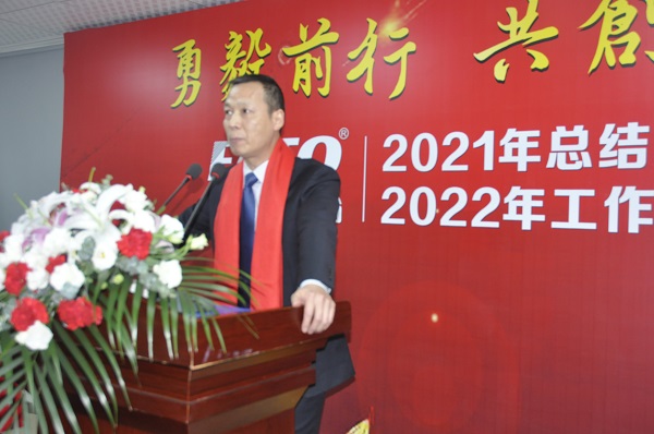 趙曉斌主持會議（網(wǎng)站）.jpg